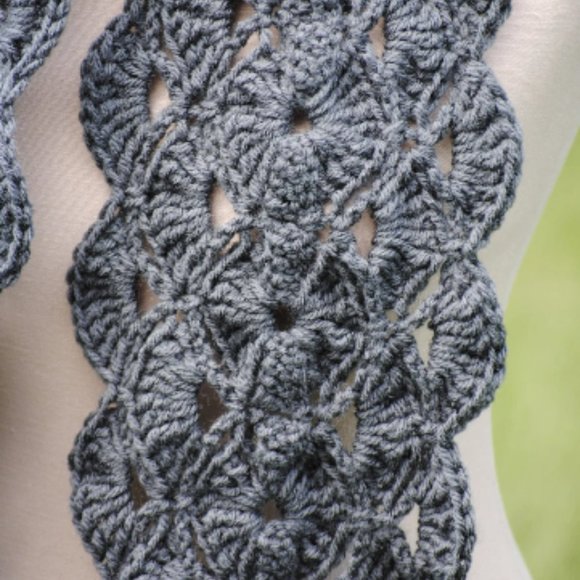 Crochet Charcoal Circle Scarf/New - Picture 4 of 4